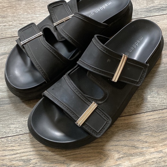 Madden Girl Black Kingsley Slides - Picture 1 of 3